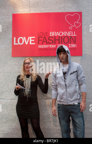 Nicky Hambleton-Jones (Moderatorin von zehn Jahre jünger) hosting eine Catwalk-Show in Bracknell Mode Stockfoto