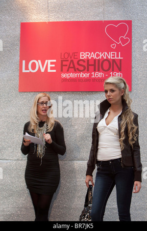 Nicky Hambleton-Jones (Moderatorin von zehn Jahre jünger) hosting eine Catwalk-Show in Bracknell Mode Stockfoto