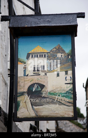 Pub Schild "Haus auf Props" Kneipe, in der traditionellen Fischerei Dorf von Polperro Cornwall UK Stockfoto