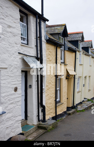 Reihe von traditionellen gemalten weißen Stein Fishermans Cottages in Port Isaac, Cornwall, UK Stockfoto