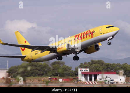 TUI fliegen Boeing 737 Jet Flugzeug Flugzeug Airline dem Start vom Flughafen Palma Mallorca Stockfoto