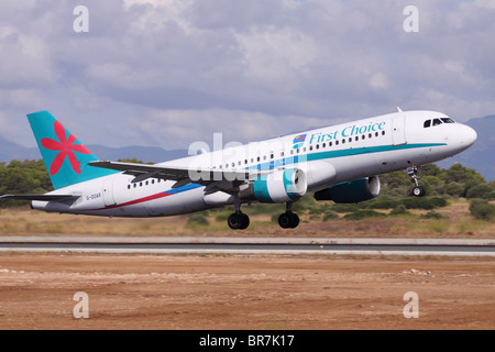 Ersten Wahl Airbus A320 britischen Urlaub Airline Verkehrsflugzeug Charterflugzeuge abheben am Flughafen von Palma Mallorca Stockfoto