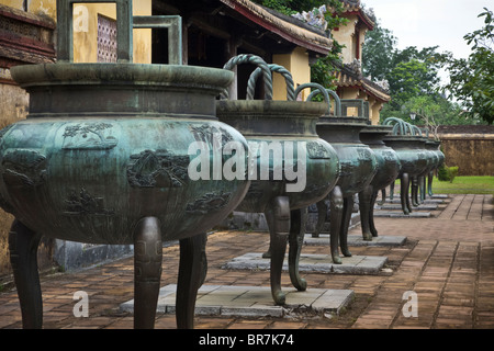 Vietnam, Hue, die Zitadelle, Imperial Gehäuse, zu Mieu Tempel, neun dynastischen Urnen Stockfoto