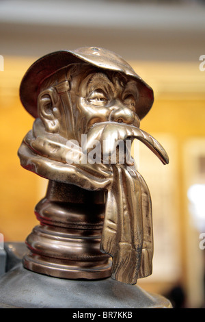 Kühler-Figur (basierend auf alten Bill) auf der Motorhaube eines 1911 London General B-Typ-Busses an das Imperial War Museum, London, UK. Stockfoto