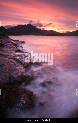 Zerklüftete Felsküste und Bergblick in Stamsund, Leknes, Lofoten Inseln, Norwegen Stockfoto