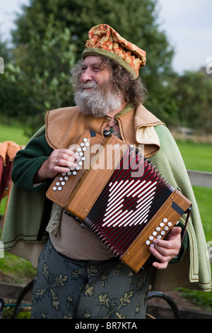 Akkordeon-Spieler bei den Abott Bromley Horn Dance, Staffordshire, England, UK Stockfoto