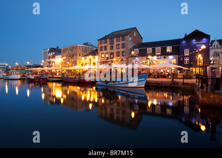 Restaurants und Bars in der Nacht in Plymouth Barbican Gegend Stockfoto