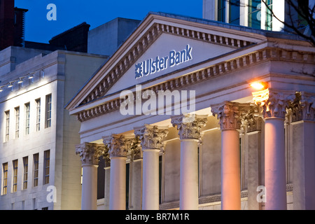 Die klassisch eingerichtete Sitz der Ulster Bank am Donegall Square, Belfast, Nordirland Stockfoto