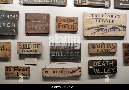 Eine Sammlung von Weltkrieg Graben Name & Richtung Zeichen auf dem Display an das Imperial War Museum, London, UK. Stockfoto