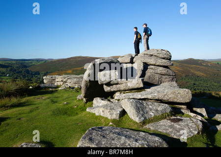 Zwei Wanderer auf Combestone Tor, Dartmoor Stockfoto