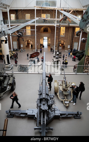 Blick über eine deutsche 88mm Flak durch die Haupthalle des Imperial War Museum, London, UK. Stockfoto