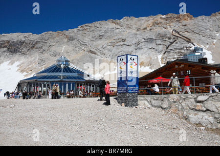 Die Zugspitze-Zugspitzplatt-Plateau im Sommer mit Restaurants, Zahnradbahn und Seilbahn Station und Blick auf den Gipfel Stockfoto