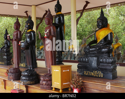 Buddhastatuen im Wat Khun Samut Trawat in Ban Khun Samut Chin, Pra Samut Chedi, Samut Prakan, Thailand Stockfoto