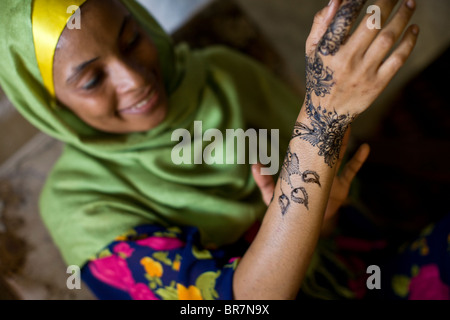 Junge Frau mit Henna Kunst - Stonetown, Sansibar, Tansania. Stockfoto