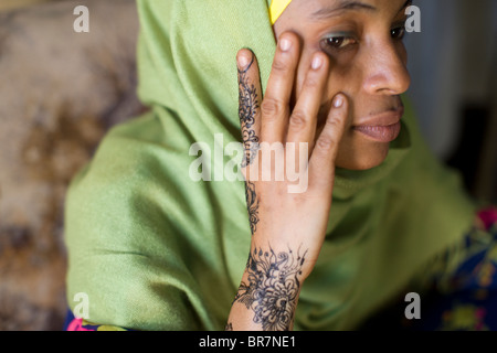 Junge Frau mit Henna Kunst - Stonetown, Sansibar, Tansania. Stockfoto