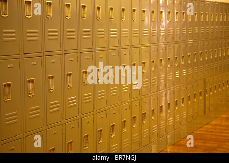 Zeile der leeren Schule Schließfächer Stockfoto