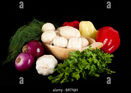 Frisches Gemüse auf schwarzem Hintergrund Stockfoto