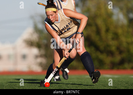 Juniata College Spieler steuert den Ball gegen katholische Universität während der Landmark Konferenz Feldhockey-Meisterschaft Stockfoto