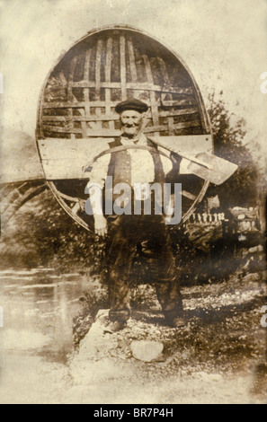 Ironbridge Coracle Maker Tommy Rogers (geboren 1845) auf den Fluss Severn. Stockfoto