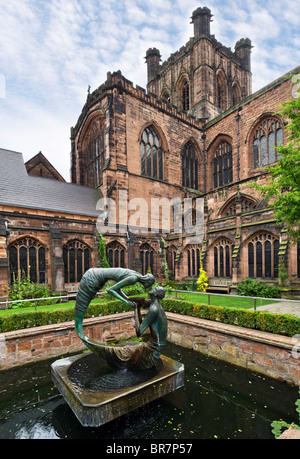 Das Wasser des Lebens-Skulptur von Stephen Broadbente im Kreuzgang Gärten, Chester Cathedral, Chester, Cheshire, England, UK Stockfoto