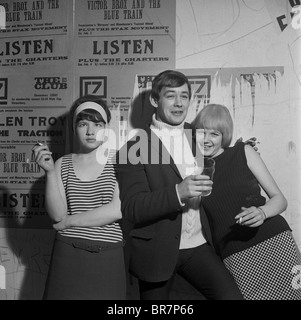 Jugendliche trinken und rauchen bei Soul Club Großbritannien 1967 BILD VON DAVID BAGNALL Stockfoto