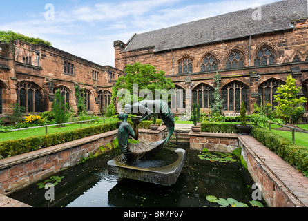 Das Wasser des Lebens-Skulptur von Stephen Broadbent in der Kreuzgang Gärten, Chester Cathedral, Chester, Cheshire, England, UK Stockfoto