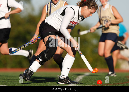 Ein katholische Universität Spieler steuert den Ball gegen Juniata College während der Landmark Konferenz Feldhockey-Meisterschaft. Stockfoto