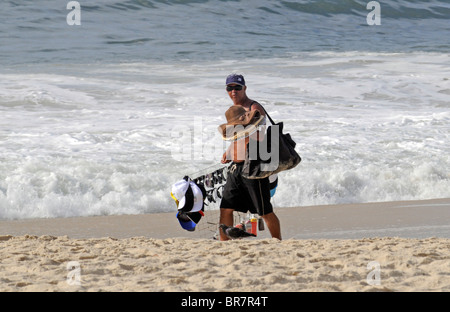 Ein brasilianischer Mann, Verkauf von waren auf Copacaba Strand in Rio De Janeiro, Brasilien. Stockfoto