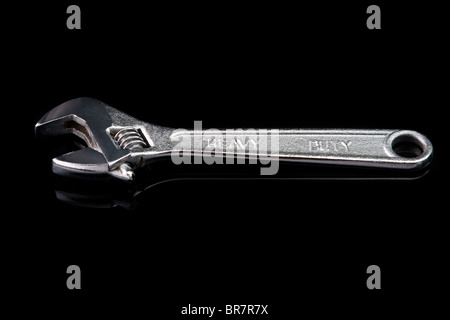 Verstellbare Chrom Schraubenschlüssel. Isoliert auf schwarz mit Reflexion. Stockfoto