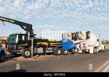 Betonmischern feed einen Boom-LKW verwendet für das Pumpen von Beton für ein neues Haus im Bau in Arizona. Stockfoto