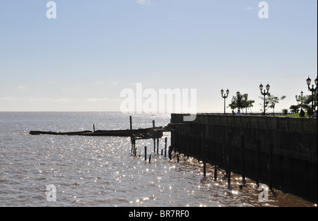 Morgensonne Glitzern auf den weitläufigen Gewässern von River Plate, Blick nach Norden von der Costenera Norte, Buenos Aires Stockfoto