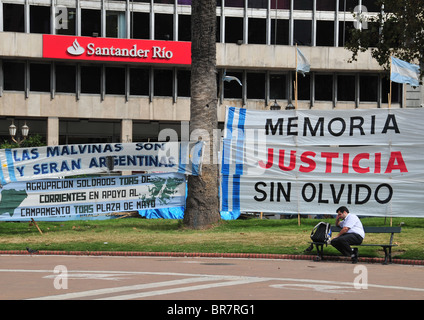 Falkland-Krieg-Protest-Camp, Plaza de Mayo, dösen vor ein Banner "The Malvinas sind und waren argentinische" Mann, Buenos Aires Stockfoto