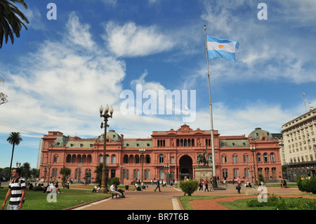 Plaza de Mayo, Passanten und argentinische Flagge fliegen, mit Blick auf die Casa Rosada Präsidentenpalast, Buenos Aires Stockfoto