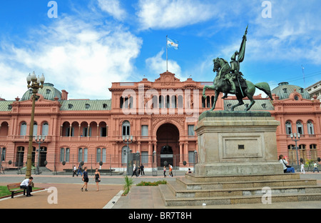 Bronzene Pferd Statue von General Belgrano, vor der Casa Rosada, Ostseite der Plaza de Mayo, Buenos Aires, Argentinien Stockfoto