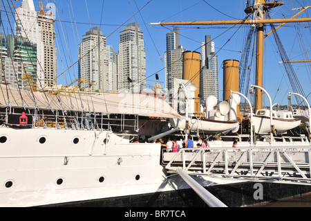 Mittschiffs die Fragata Presidente Sarmiento Segel Dampfer Marine Museum, vertäut im Dock 3, Puerto Madero, Buenos Aires anzeigen Stockfoto