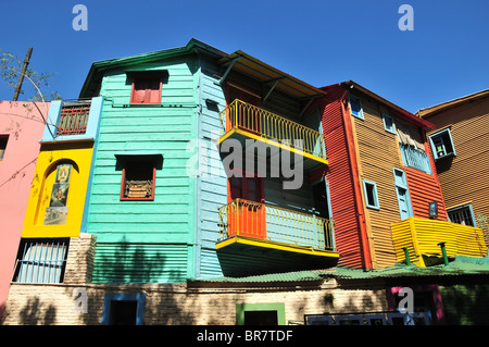 Bunt bemalt, Holz und Wellpappe Metallfassaden rekonstruierte Bürgerhäuser, El Caminito, La Boca, Buenos Aires Stockfoto