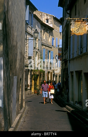 Franzosen, Touristen, Walking Tour, Altstadt, Saint-Remy-de-Provence, Bouches-du-Rhône, Provence, Frankreich, Europa Stockfoto