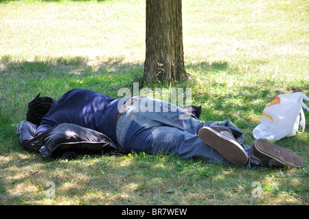 Schwarzer Obdachloser schlafen im park Stockfoto