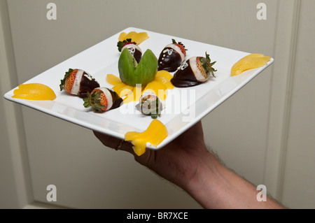 Das Bild der süßen Erdbeere in der Farbe auf den weißen Teller Stockfoto