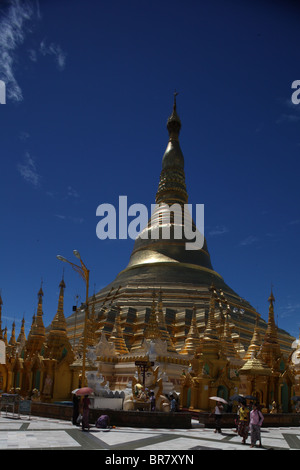 Strahlend in gold und verziert mit Diamanten, die riesige Shwedagon-Pagode (auch Shwe Dagon Pagode oder Shwedagon Paya) in Yangon Stockfoto