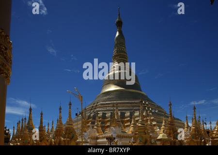 Strahlend in gold und verziert mit Diamanten, die riesige Shwedagon-Pagode (auch Shwe Dagon Pagode oder Shwedagon Paya) in Yangon Stockfoto