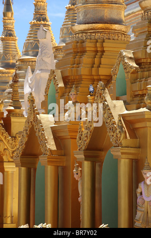 Strahlend in gold und verziert mit Diamanten, die riesige Shwedagon-Pagode (auch Shwe Dagon Pagode oder Shwedagon Paya) in Yangon Stockfoto