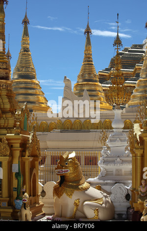 Strahlend in gold und verziert mit Diamanten, die riesige Shwedagon-Pagode (auch Shwe Dagon Pagode oder Shwedagon Paya) in Yangon Stockfoto