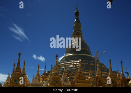 Strahlend in gold und verziert mit Diamanten, die riesige Shwedagon-Pagode (auch Shwe Dagon Pagode oder Shwedagon Paya) in Yangon Stockfoto