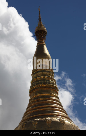 Strahlend in gold und verziert mit Diamanten, die riesige Shwedagon-Pagode (auch Shwe Dagon Pagode oder Shwedagon Paya) in Yangon Stockfoto