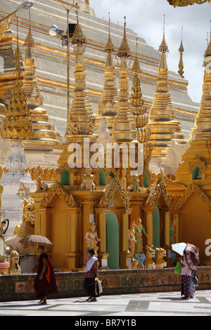 Strahlend in gold und verziert mit Diamanten, die riesige Shwedagon-Pagode (auch Shwe Dagon Pagode oder Shwedagon Paya) in Yangon Stockfoto