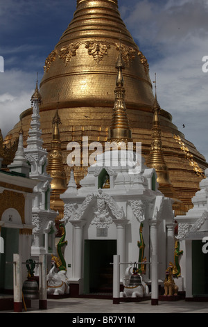 Strahlend in gold und verziert mit Diamanten, die riesige Shwedagon-Pagode (auch Shwe Dagon Pagode oder Shwedagon Paya) in Yangon Stockfoto