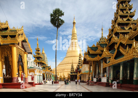 Strahlend in gold und verziert mit Diamanten, die riesige Shwedagon-Pagode (auch Shwe Dagon Pagode oder Shwedagon Paya) in Yangon Stockfoto