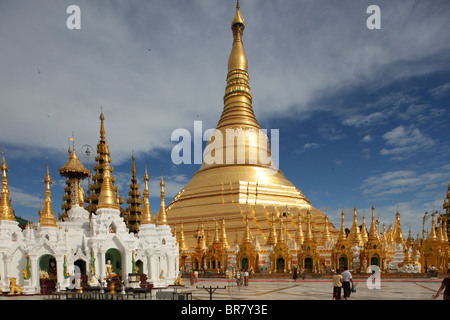 Strahlend in gold und verziert mit Diamanten, die riesige Shwedagon-Pagode (auch Shwe Dagon Pagode oder Shwedagon Paya) in Yangon Stockfoto