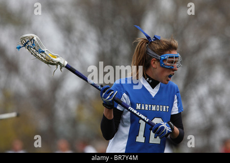 Ein Marymount University Spieler auf den Angriff gegen die katholische Universität in einem College-Lacrosse-Spiel 11. April 2007. Stockfoto